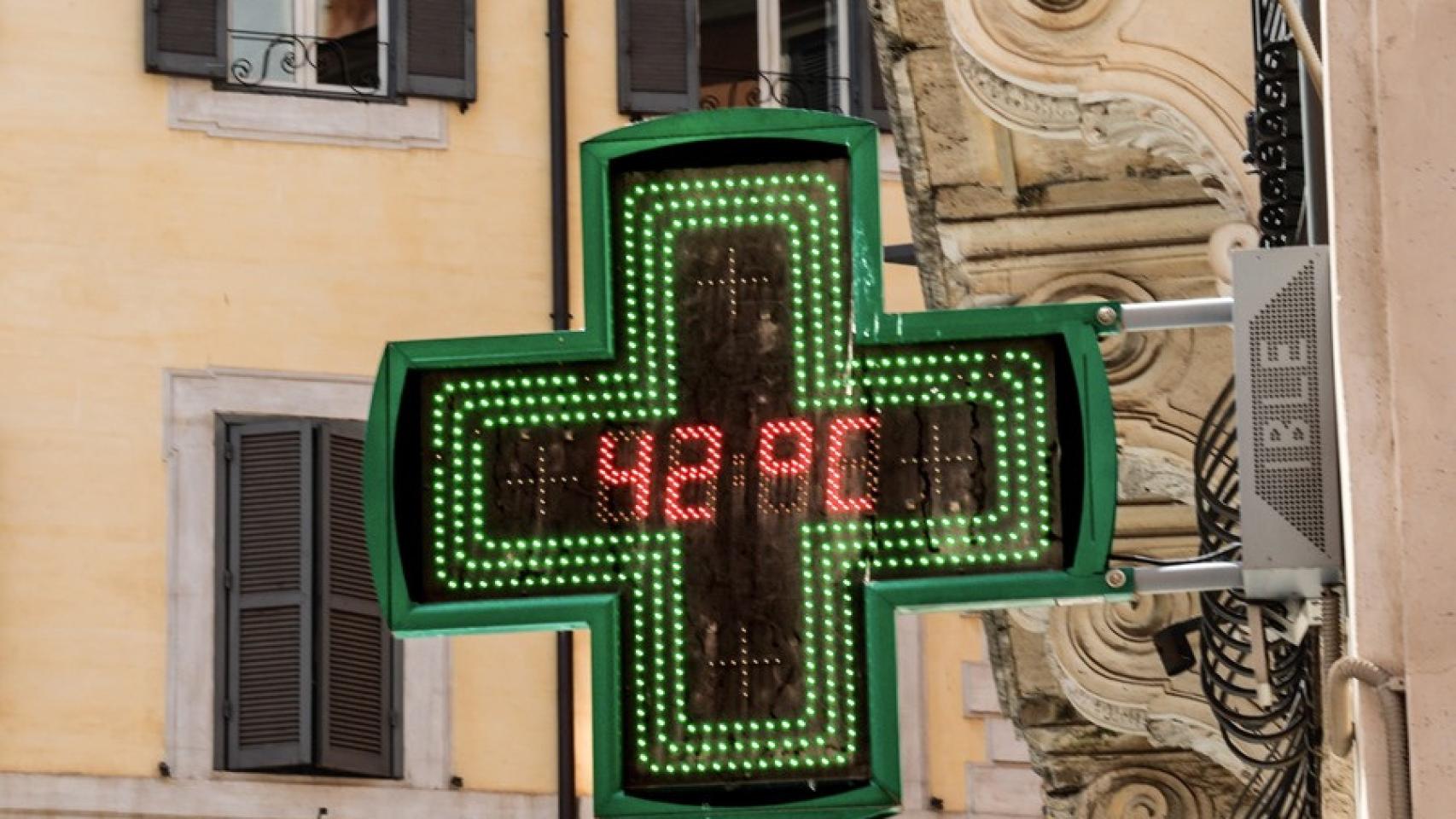 Un termómetro en el exterior de una farmacia de Roma marca 42º.