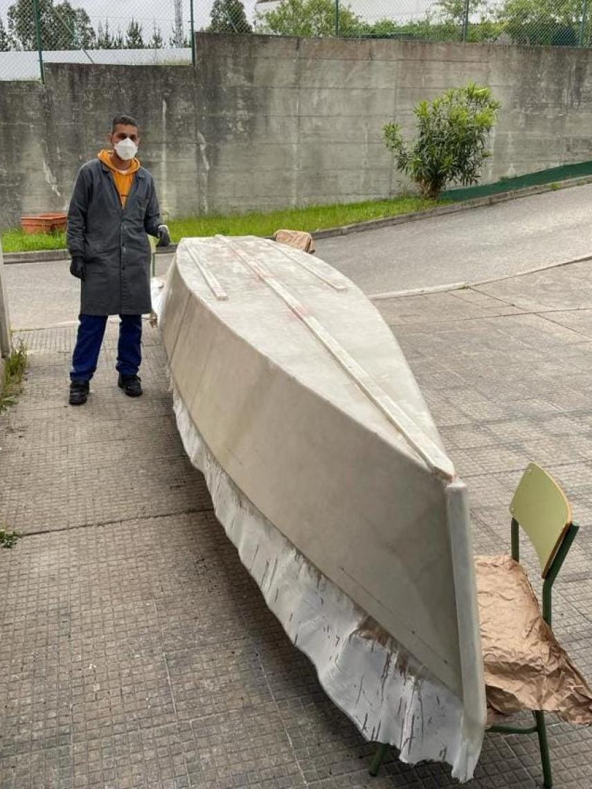 José Cancela, fabricando una chalana, un proyecto destinado a los alumnos del primer año de su FP.