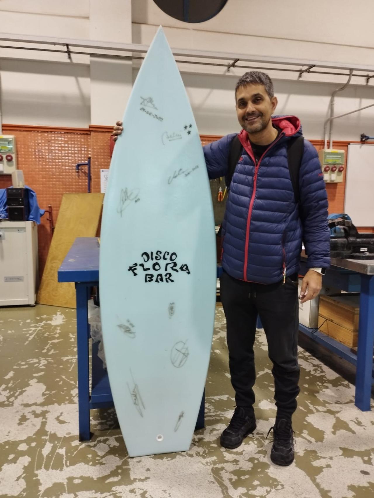 José Cancela, junto a la tabla de surf que diseñó y fabricó con su compañero de FP, Felipe Baño.