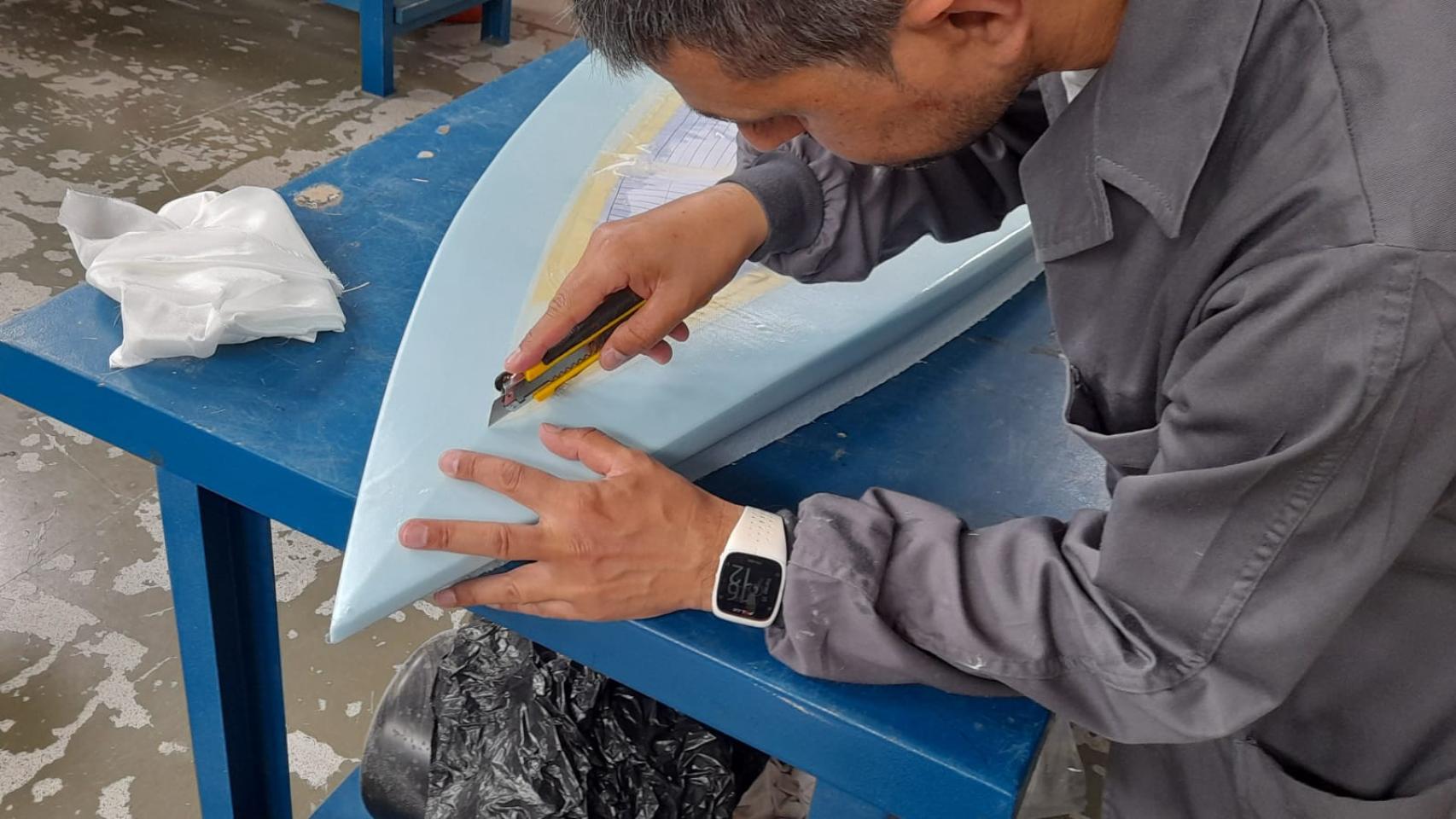 José Cancela, trabajando en la fabricación de la tabla de surf, su proyecto final de FP.