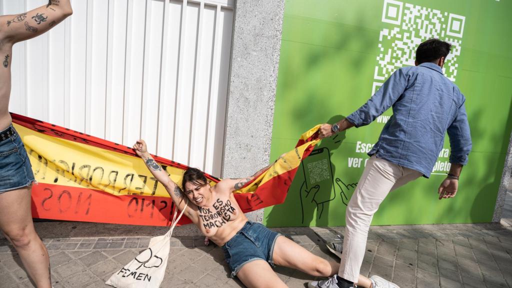 Protesta de Femen ante la sede de Vox, este martes.