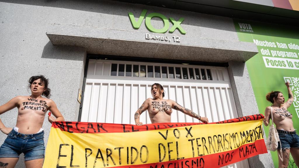 Protesta de Femen ante la sede de Vox, este martes.