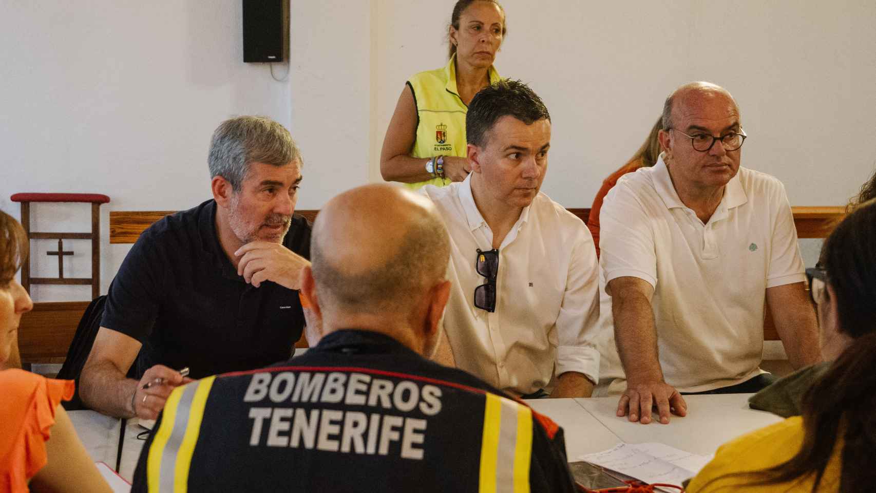 Héctor Gómez, en una reunión con bomberos y el personal de emergencias que sofoca el incendio de La Palma.
