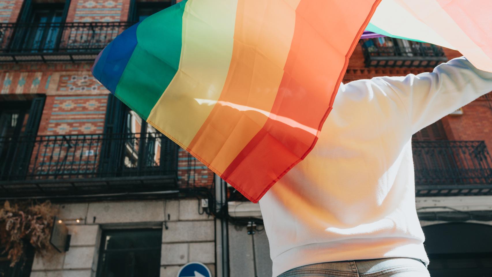 Una persona camina con la bandera LGTBI, en una imagen de archivo.