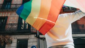 Una persona camina con la bandera LGTBI, en una imagen de archivo.