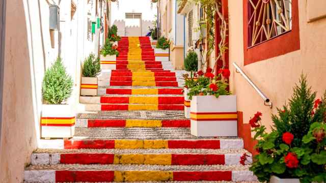 Escaleras pintadas con la bandera de España en la calle Puchalt, Calpe.