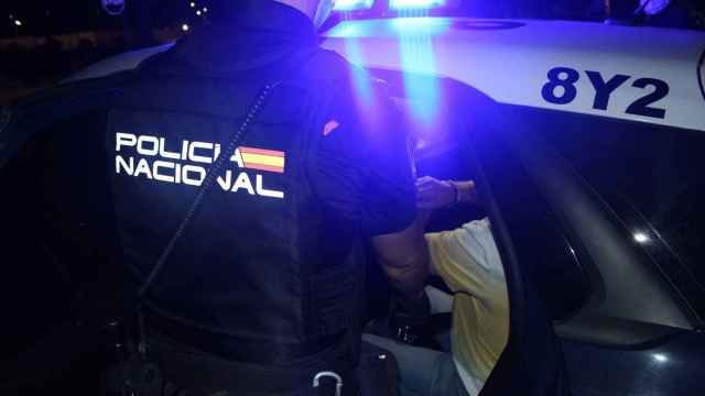 ARCHIVO - La Policía Nacional deteniendo a alguien por la noche