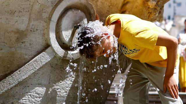 Un joven se refresca en una fuente de Sevilla durante el pasado mes de agosto. (Archivo)