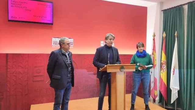 Chema Conesa, Carlos Martínez y Sandra Maunac en la rueda de prensa de presentación, en 2022, del Centro Nacional de Fotografía de Soria. Foto: Europa Press