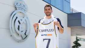Campazzo posa con la camiseta del Real Madrid.