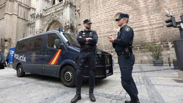 Imagen de archivo de una patrulla de la Policía Nacional junto a la Catedral de Toledo.. Foto: Óscar Huertas