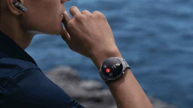 Este smartwatch de HUAWEI tiene 55€ de descuento ¡y ahora viene con unos auriculares de regalo!