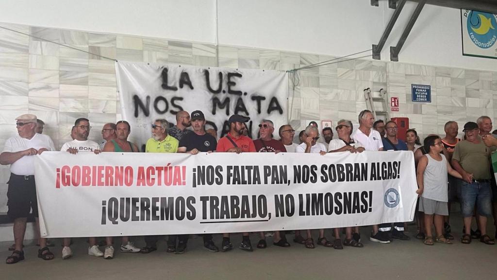 Los pescadores de Barbate y Conil se concentran en el puerto tras el fin del acuerdo pesquero de la UE con Marruecos.