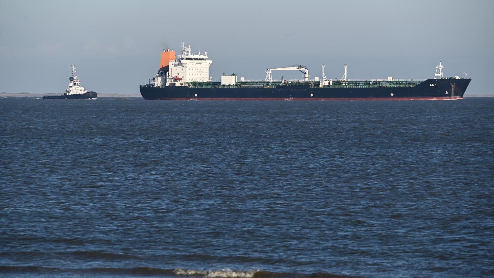 El petrolero Ane navega en el Mar del Norte y va acompañado de dos remolcadores.