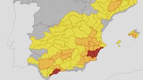 Mapa con las alertas por calor en toda España, destacando el rojo de parte de Málaga.