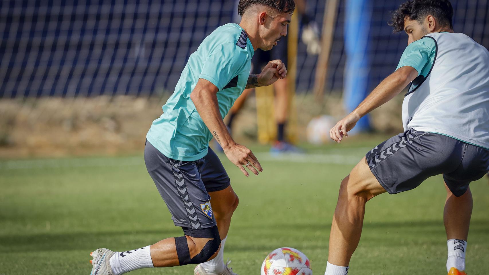 Víctor Olmo durante un entrenamiento del Málaga CF