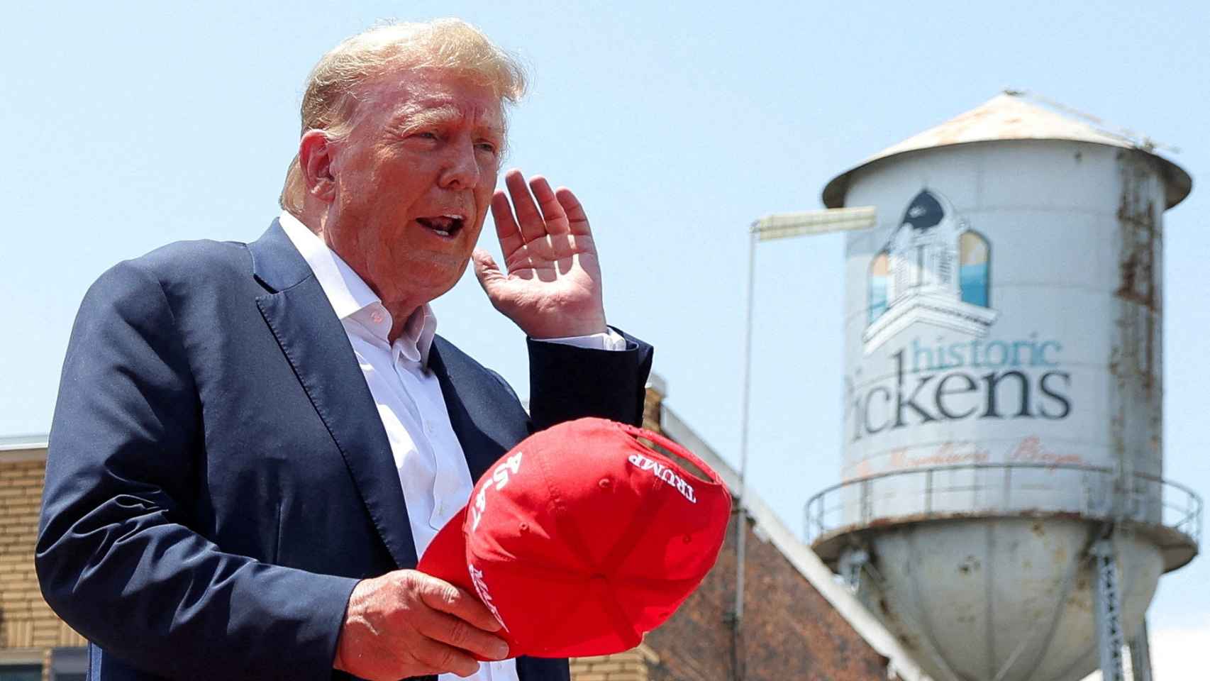 El expresidente de los Estados Unidos, Donald Trump, gesticula el día de su mitin Make America Great Again en Pickens, Carolina del Sur, EE. UU., el 1 de julio de 2023.