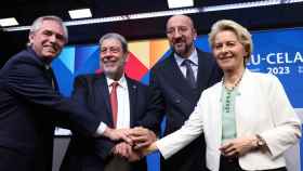 Alberto Fernández, Ralph Gonsalves, Charles Michel y Ursula von der Leyen, al término de la cumbre UE-América Latina