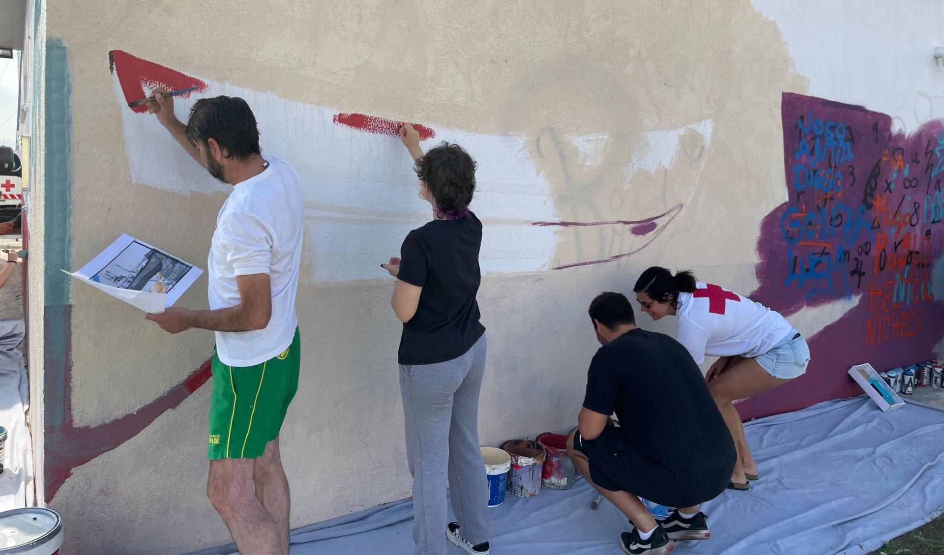 Voluntarios trabajan en el mural (Foto: Quincemil)