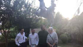 Presentación da escultura do Cabalo Branco de Santiago en Babylon Garden café