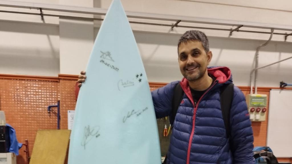 José Cancela , de 44 años, posa con la tabla de surf que diseñó y fabricó para su Trabajo de Fin de Grado Superior.