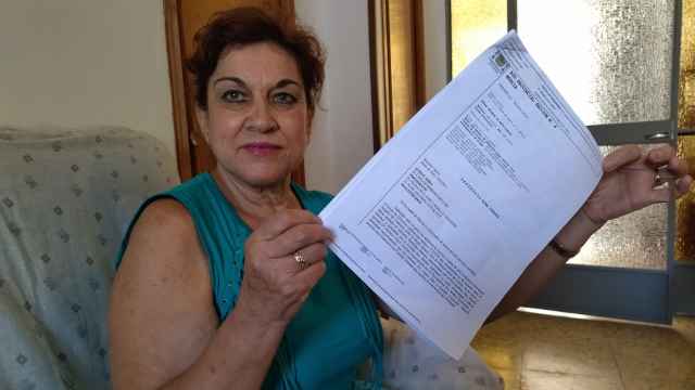 Dolores, en su casa de El Palmar, este martes, mostrando la sentencia de la Audiencia Provincial de Murcia que le ha retirado la pensión compensatoria que le pagaba su exmarido.