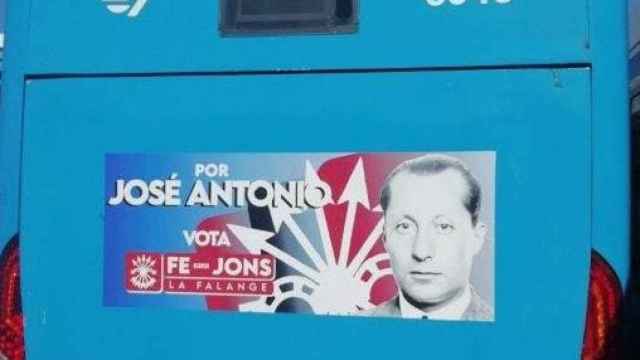 La controvertida publicidad de Falange en los autobuses de la EMT en plena campaña electoral