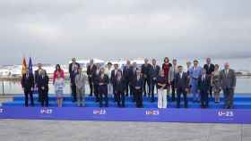 Foto de familia, frente a la ría de Vigo, de la cumbre informal de ministros.