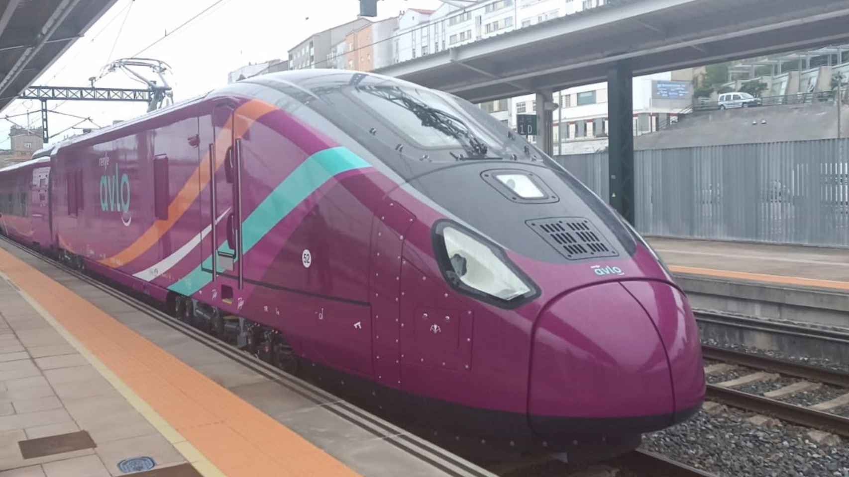 Un tren Avlo en la red ferroviaria gallega.