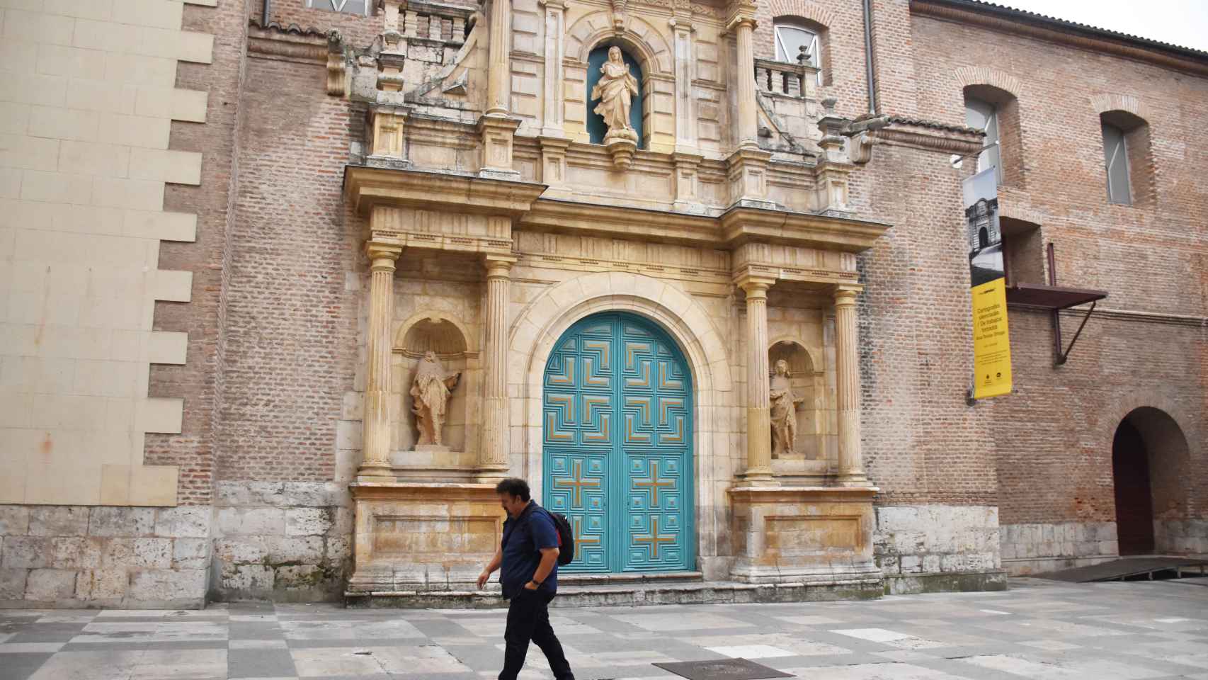 Un viandante cerca de la Iglesia de las Francesas en Valladolid