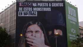 Una pancarta de Vox en el centro de Madrid boicoteada por la organización 'Violetas'