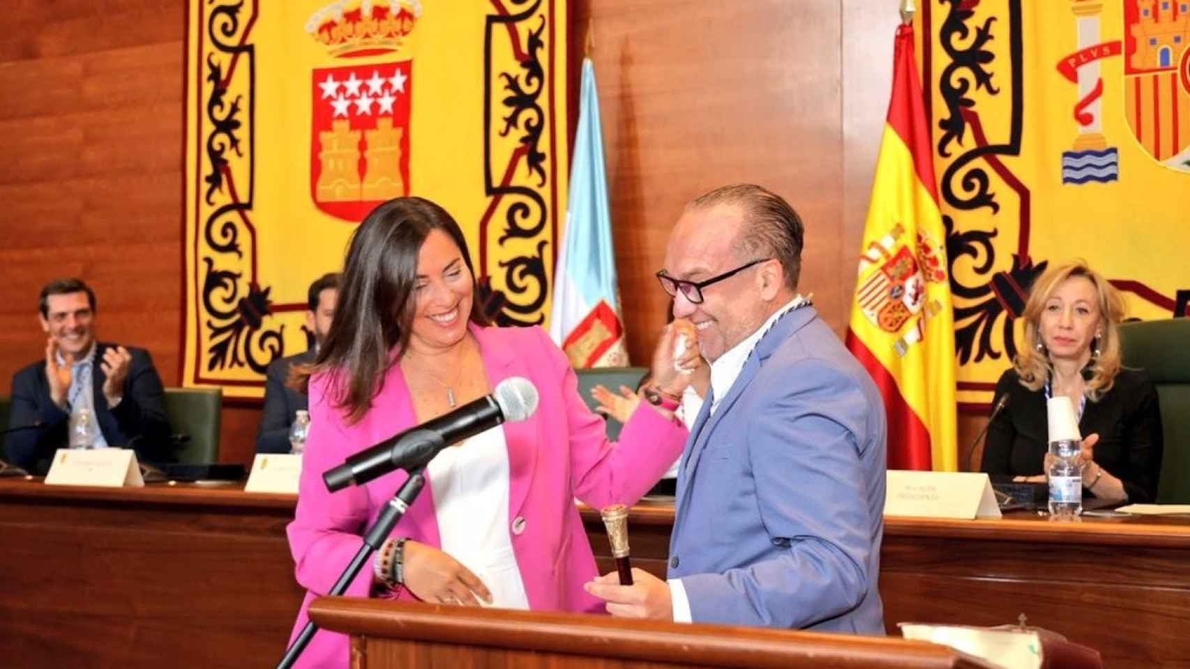 La anterior alcaldesa de Arroyomolinos, Ana Millán, junto al nuevo regidor, Luis Quiroga.