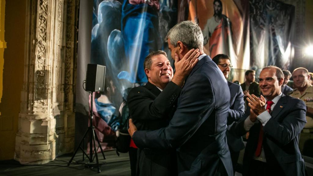 Abrazo entre Emiliano García-Page y Álvaro Gutiérrez