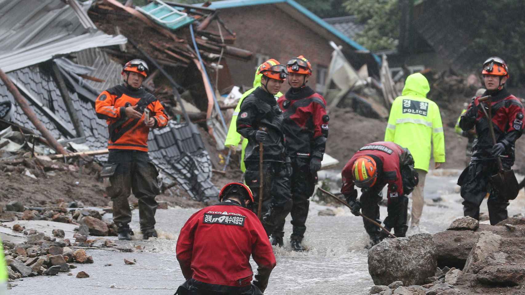 Varias personas participan en una operación de búsqueda y rescate tras un deslizamiento de tierra causado por una lluvia torrencial en Yecheon, Corea del Sur , el 15 de julio de 2023.
