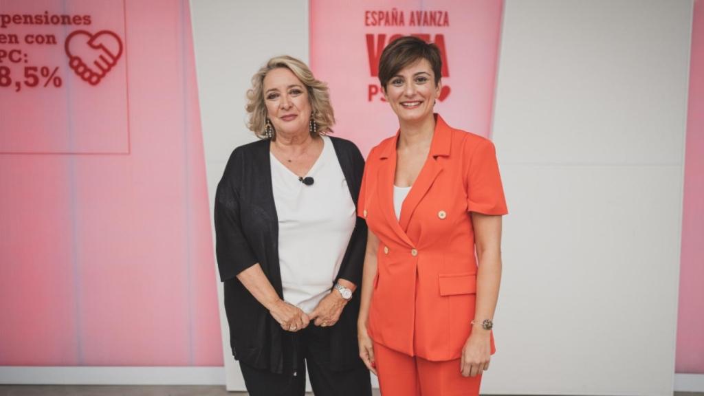 Isabel Rodríguez con la periodista Esther Esteban, autora de la entrevista.