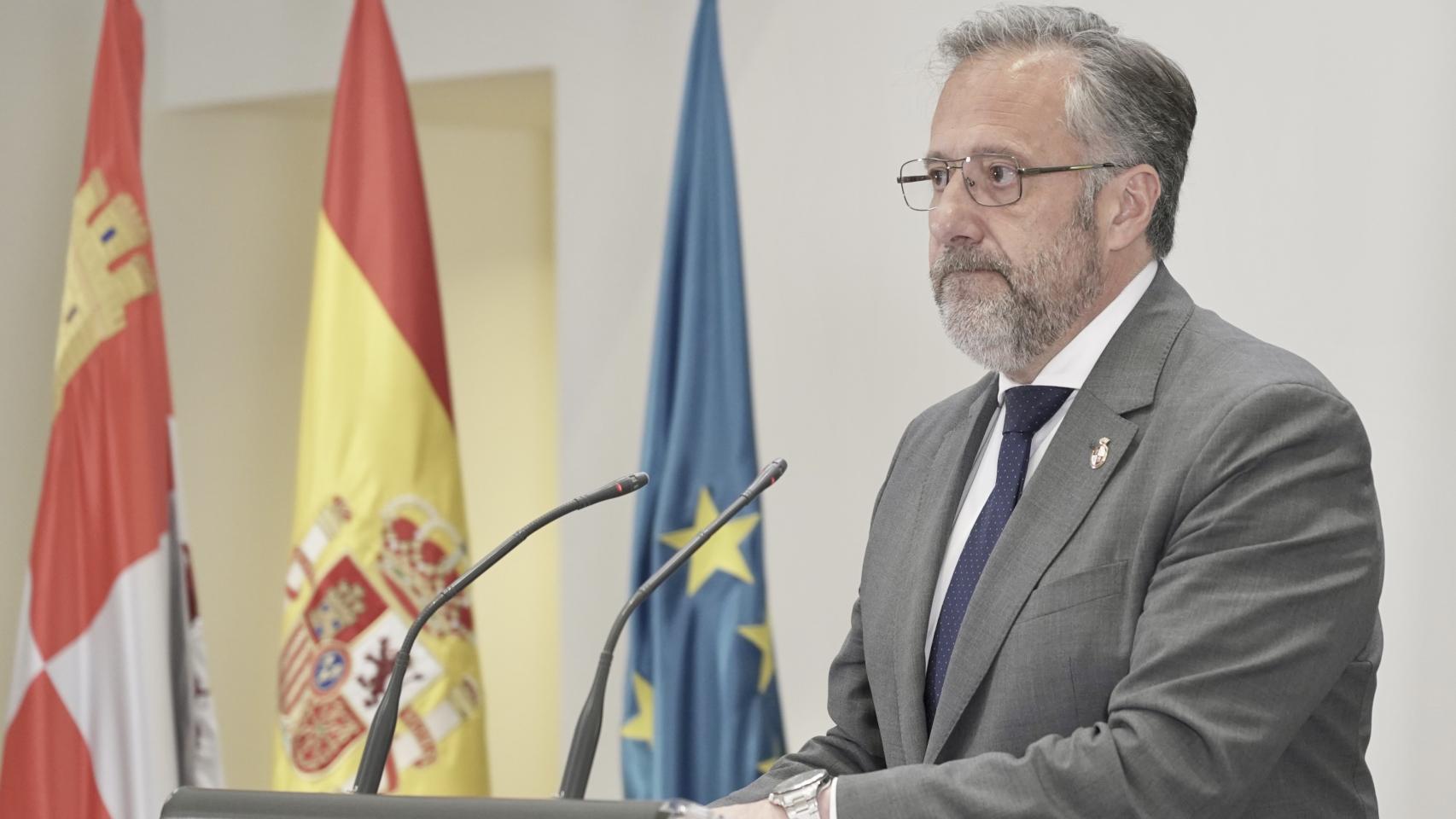 El presidente de las Cortes, Carlos Pollán, y la vicepresidenta segunda, Ana Sánchez, en la reunión del órgano, este jueves.