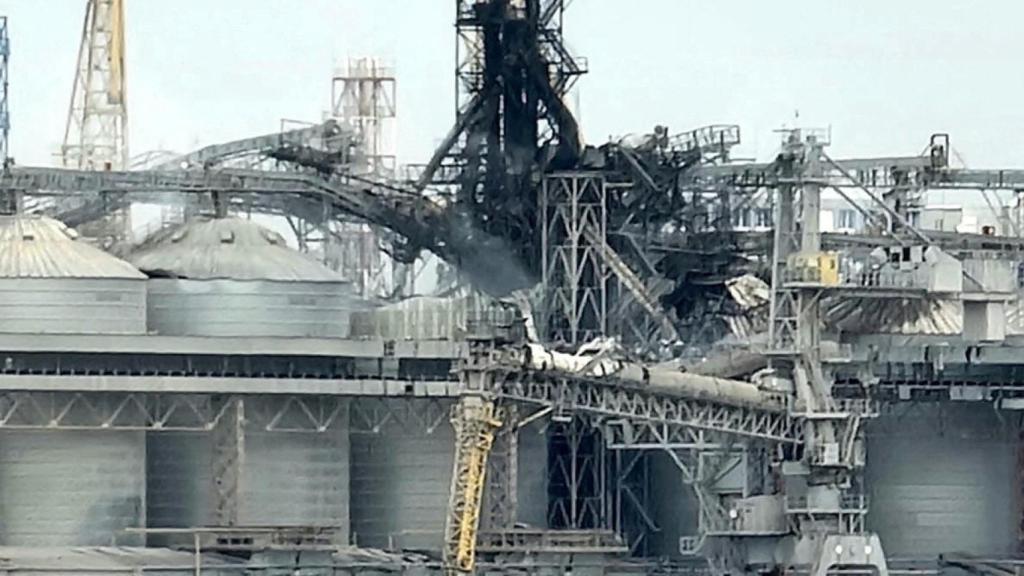 Una vista muestra una terminal de granos en un puerto marítimo dañado durante los ataques con misiles y aviones no tripulados rusos en Odesa.