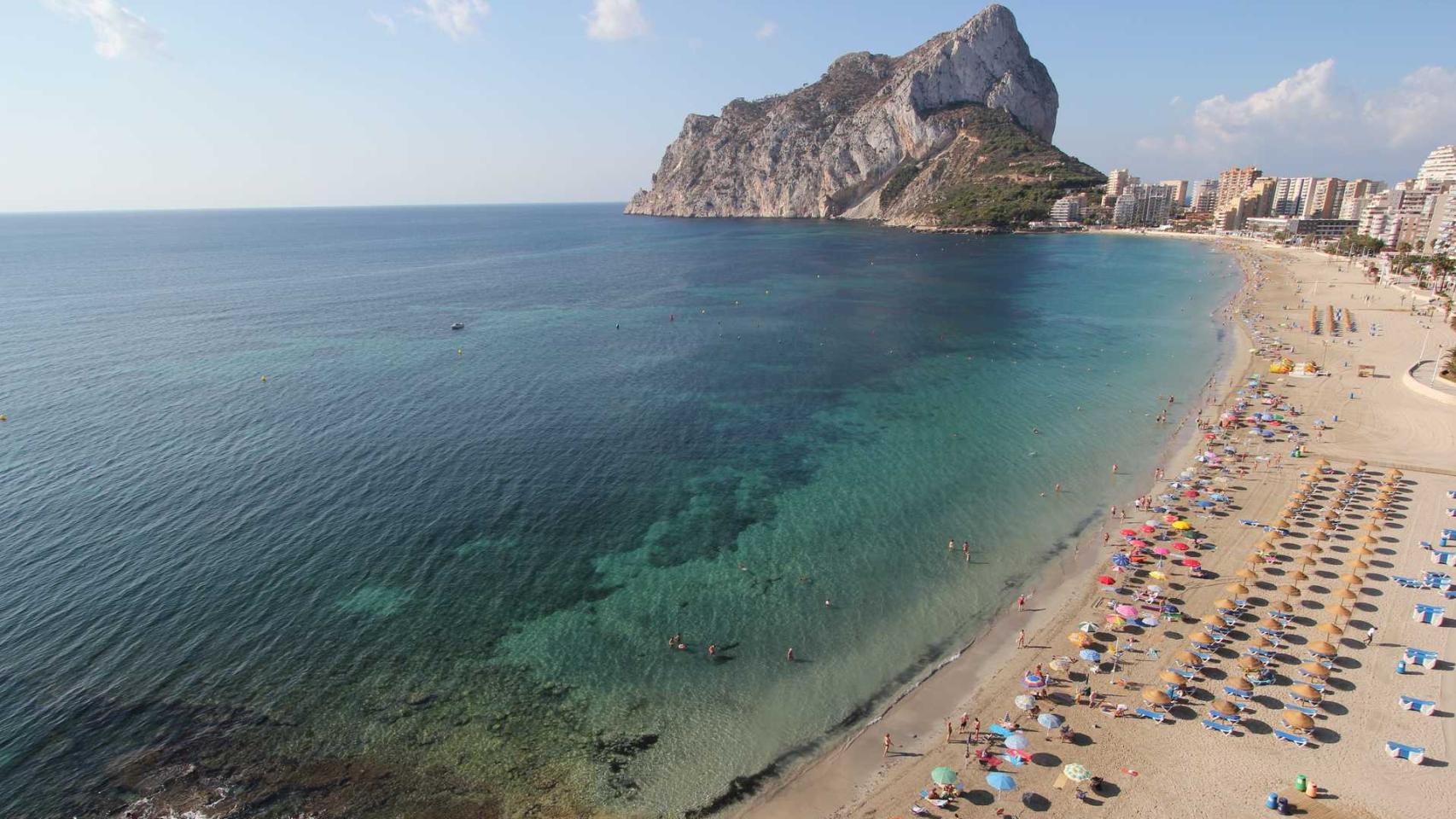 Playa de La Fossa, en Calpe, una de las cuatro con bandera azul de forma ininterrumpida desde 1987.