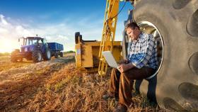 Un agricultor se conecta a internet en un municipio de Castilla y León