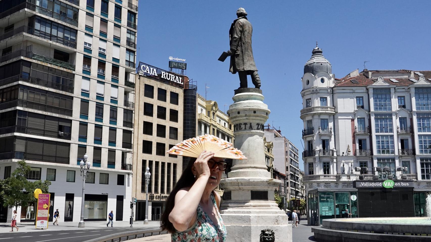 Imagen de una mujer protegiéndose del calor en Valladolid.