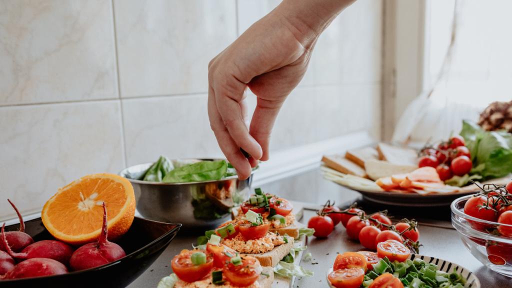 Descubre cómo puedes elaborar un desayuno para mantener la energía todo el día.