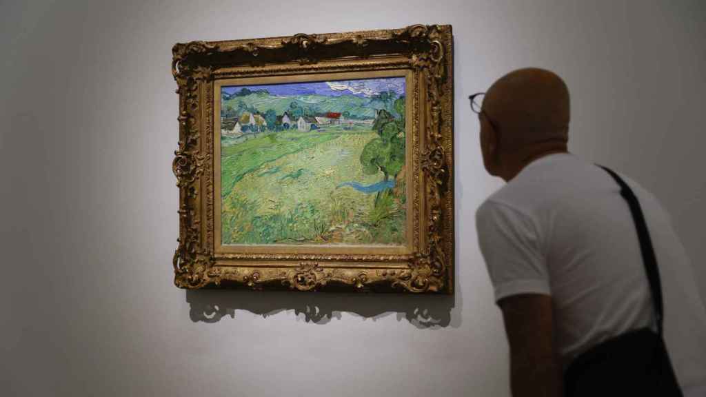 Un hombre observa el cuadro 'Les Vessenots en Auvers' de 1980 durante la presentación de la colección de arte digital en NFTs de 'Les Vessenots' de Van Gogh en Museo Thyssen este miércoles. Foto: EFE/Rodrigo Jiménez