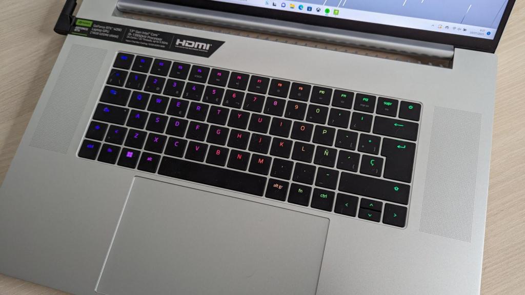 El teclado del Razer Blade 18 se nota pequeño para el tamaño del dispositivo