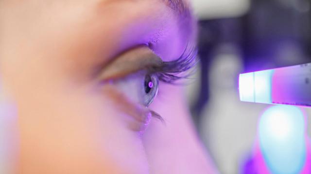 Una mujer haciéndose un examen del ojo