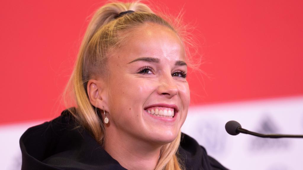 Giulia Gwinn, con la selección de Alemania de fútbol femenino en rueda de prensa