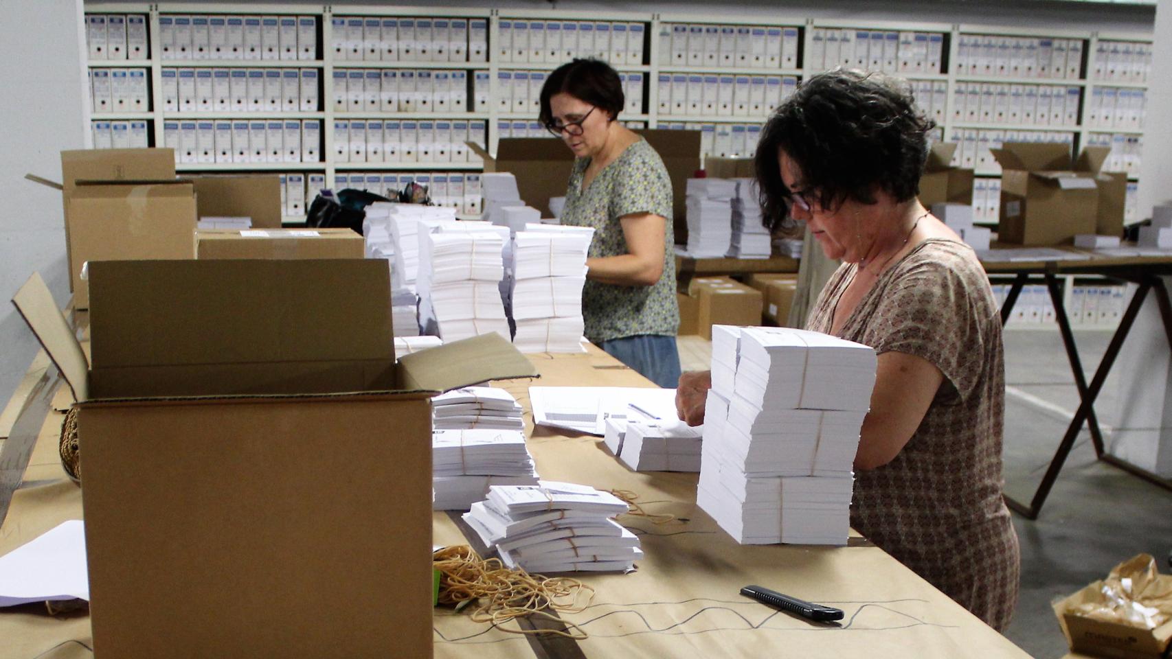 Dos trabajadoras preparando el voto por correo.