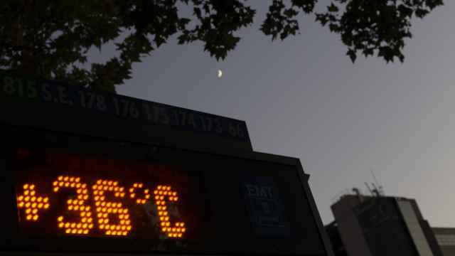 Imagen de un termómetro en la noche de Madrid.