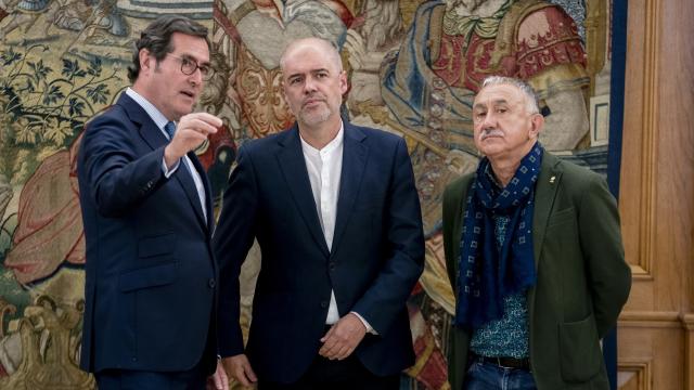 (I-D) El presidente de la CEOE, Antonio Garamendi, y los secretarios generales de CCOO y UGT y CCOO, Unai Sordo y Pepe Álvarez.