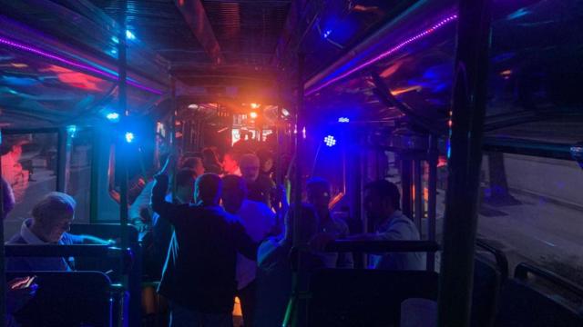 Un grupo de empresarios de fiesta en el 'partibus' por Madrid.