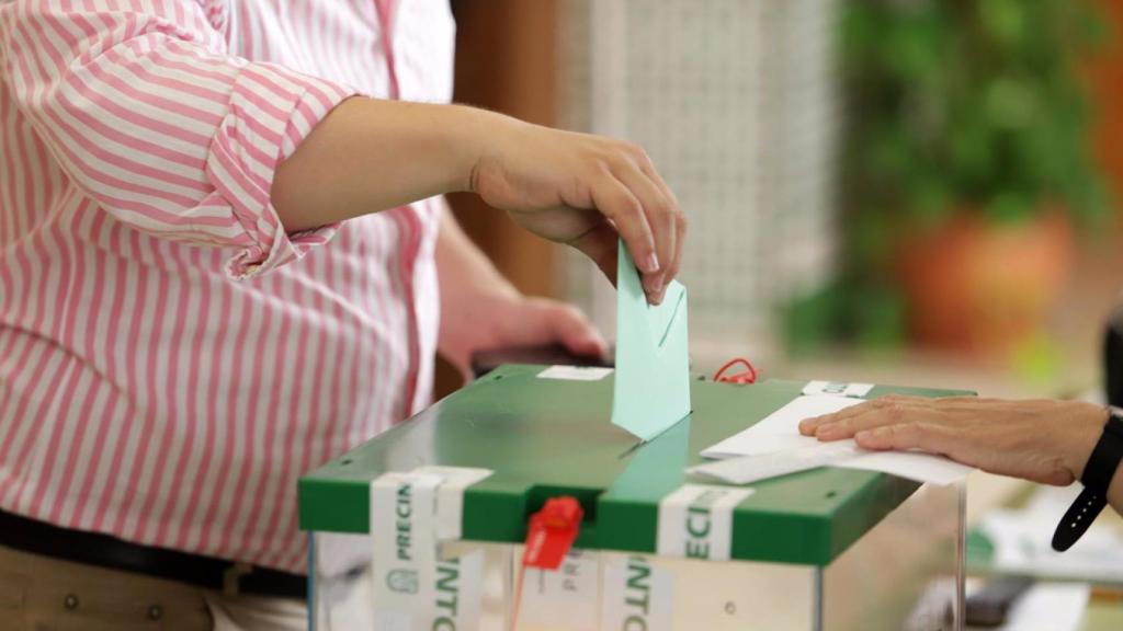 Ciudadanos ejerciendo su derecho al voto en una imagen de archivo